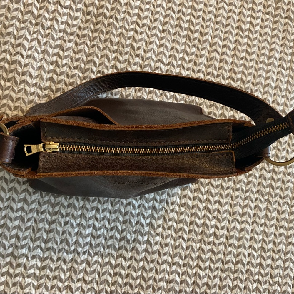 Portland Leather Shoulder Bag - Picture 4 of 5